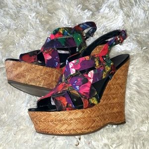 Beautiful Guess Wedges 😍 size 6.5